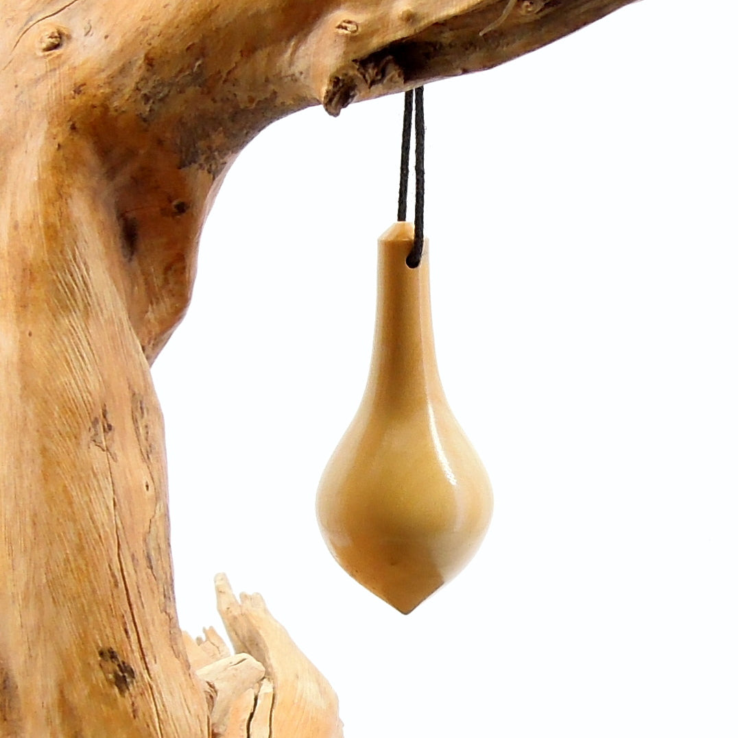 Pendule artisanal de radiesthésie en buis avec oeilleton.