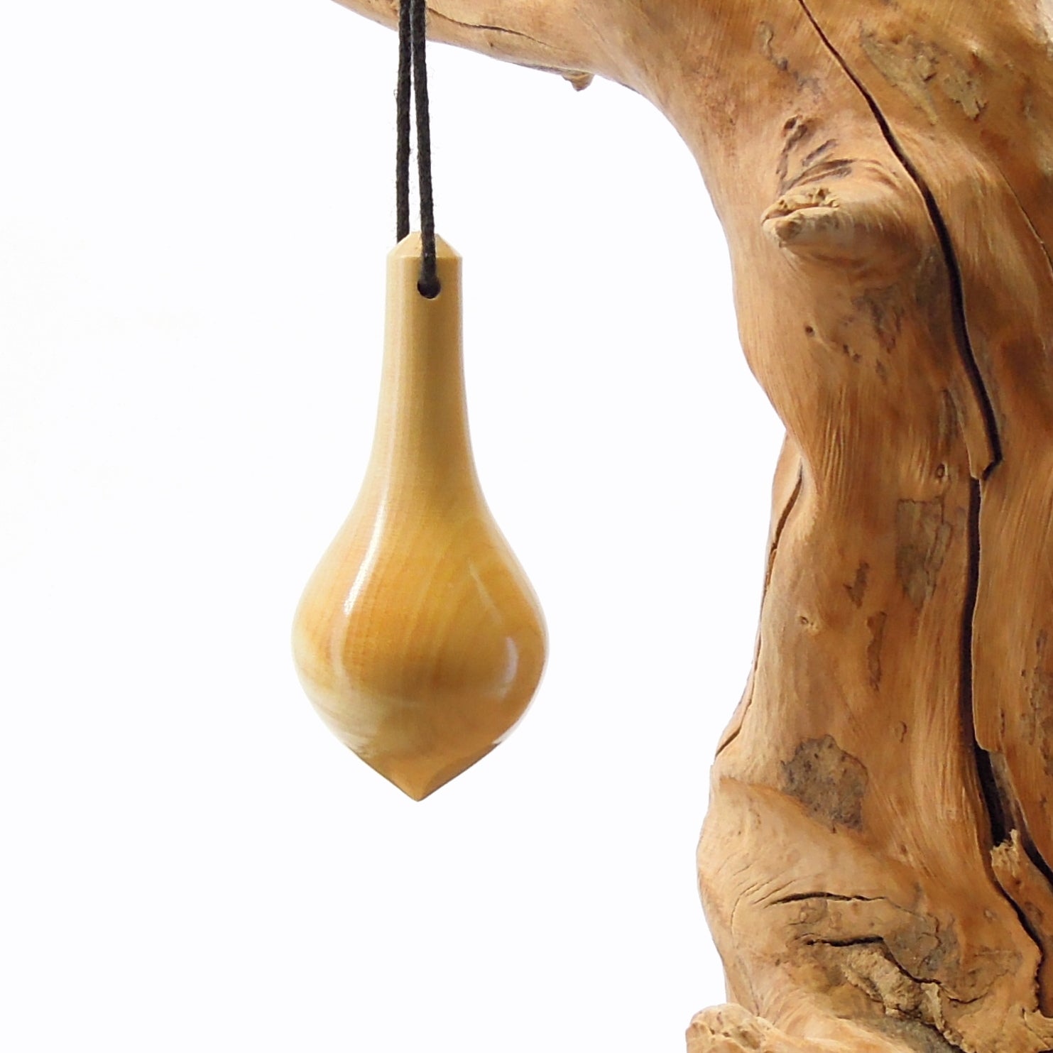 Pendule artisanal de radiesthésie en buis avec oeilleton.