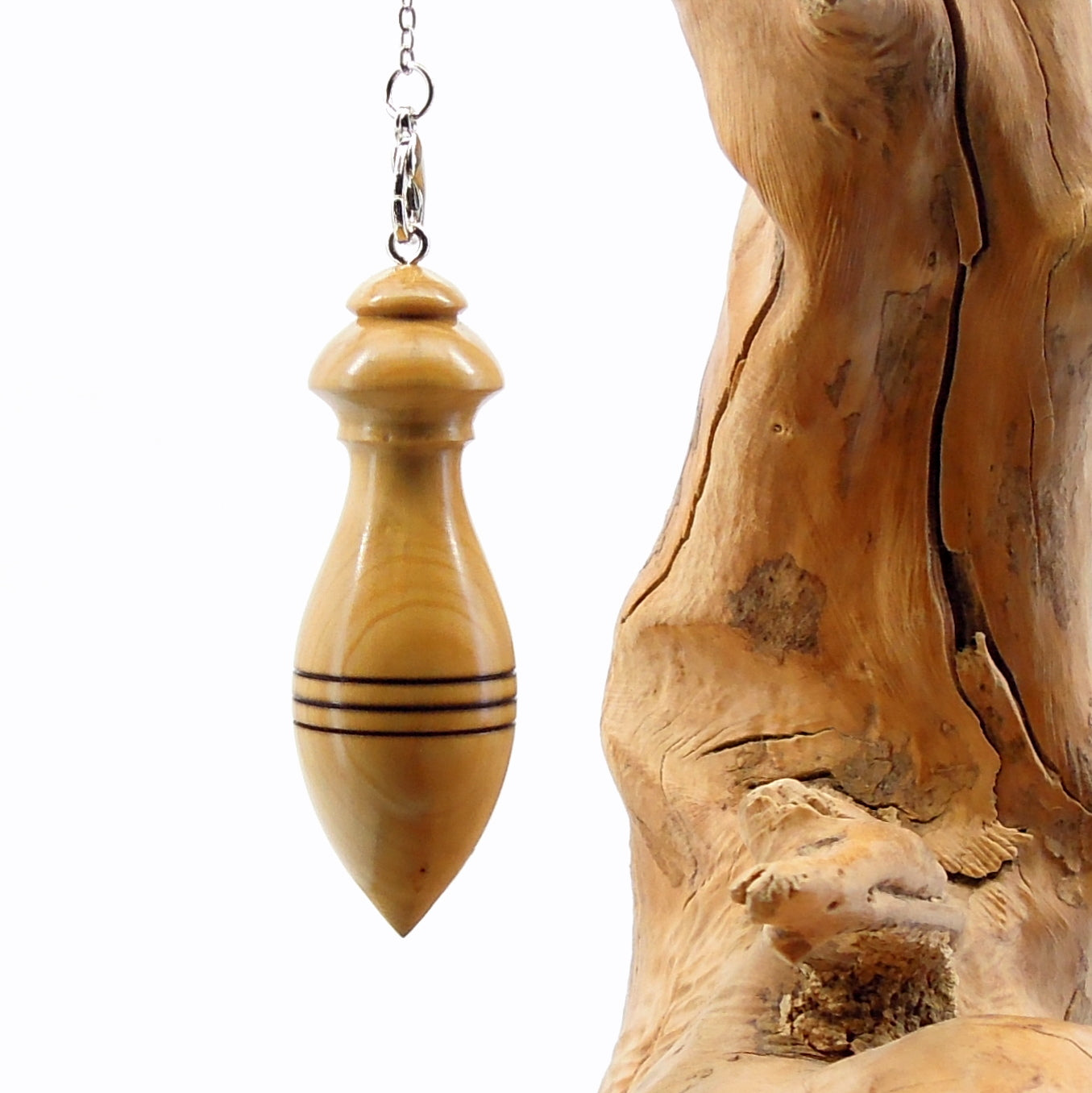 Pendule artisanal de radiesthésie en buis avec chainette.