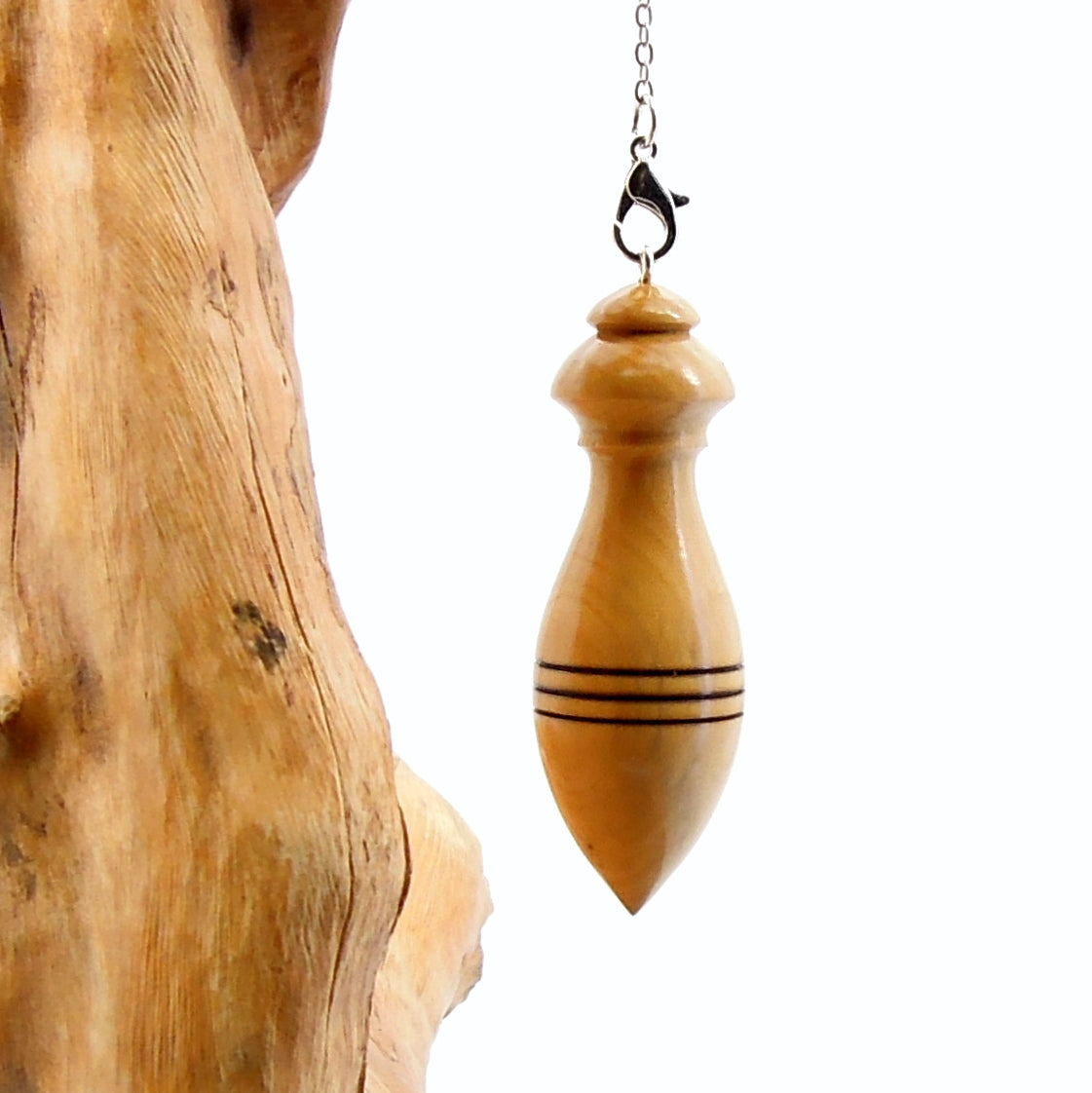 Pendule artisanal de radiesthésie en buis avec chainette.