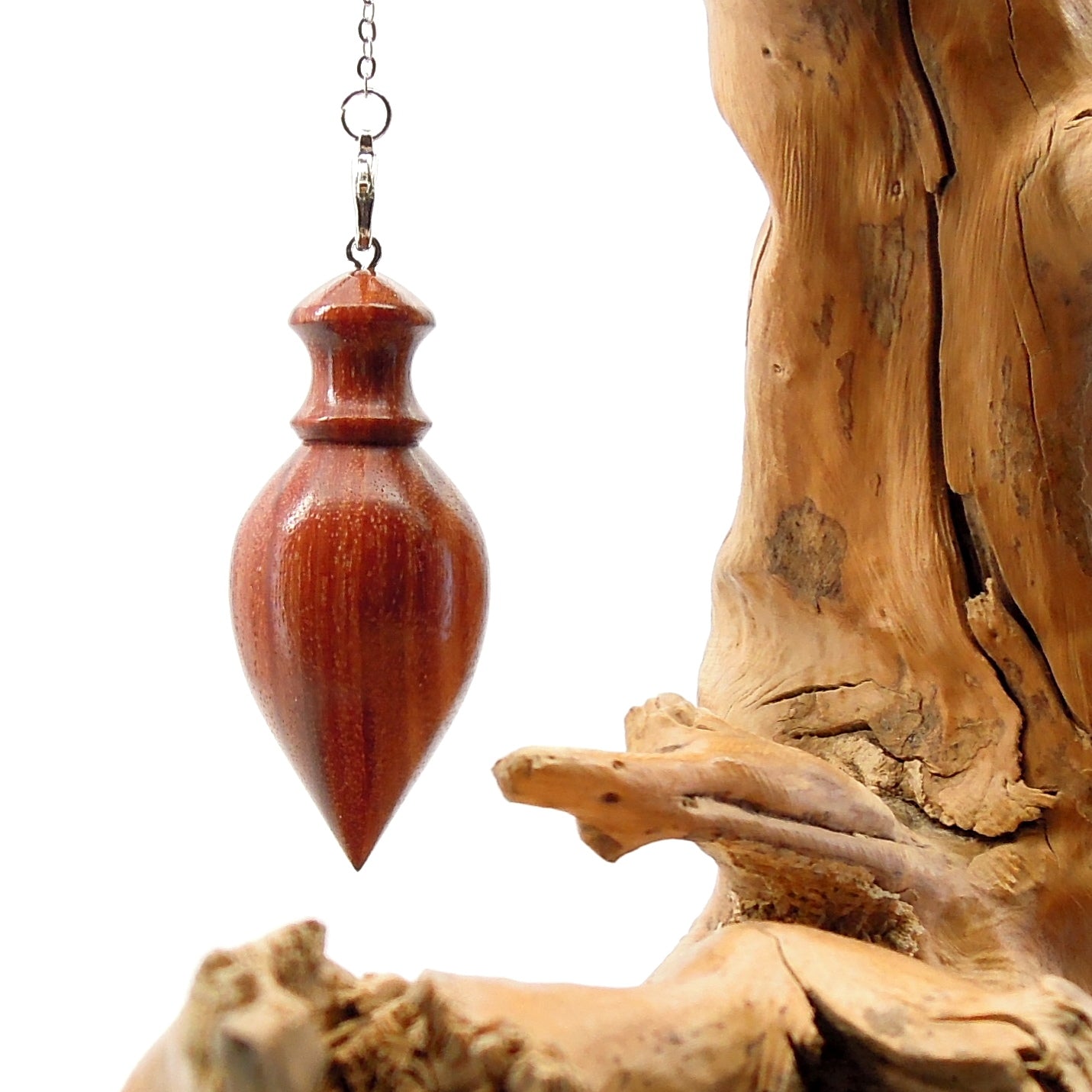Pendule artisanal de radiesthésie en palissandre santos avec chainette.