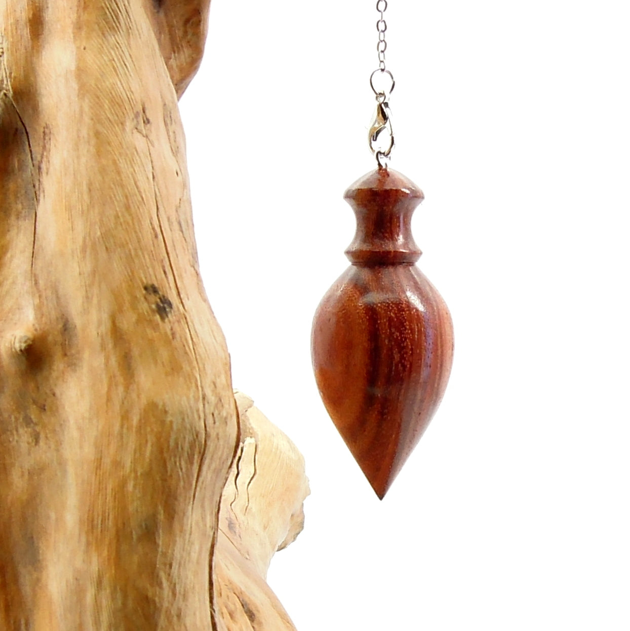 Pendule artisanal de radiesthésie en palissandre santos avec chainette.