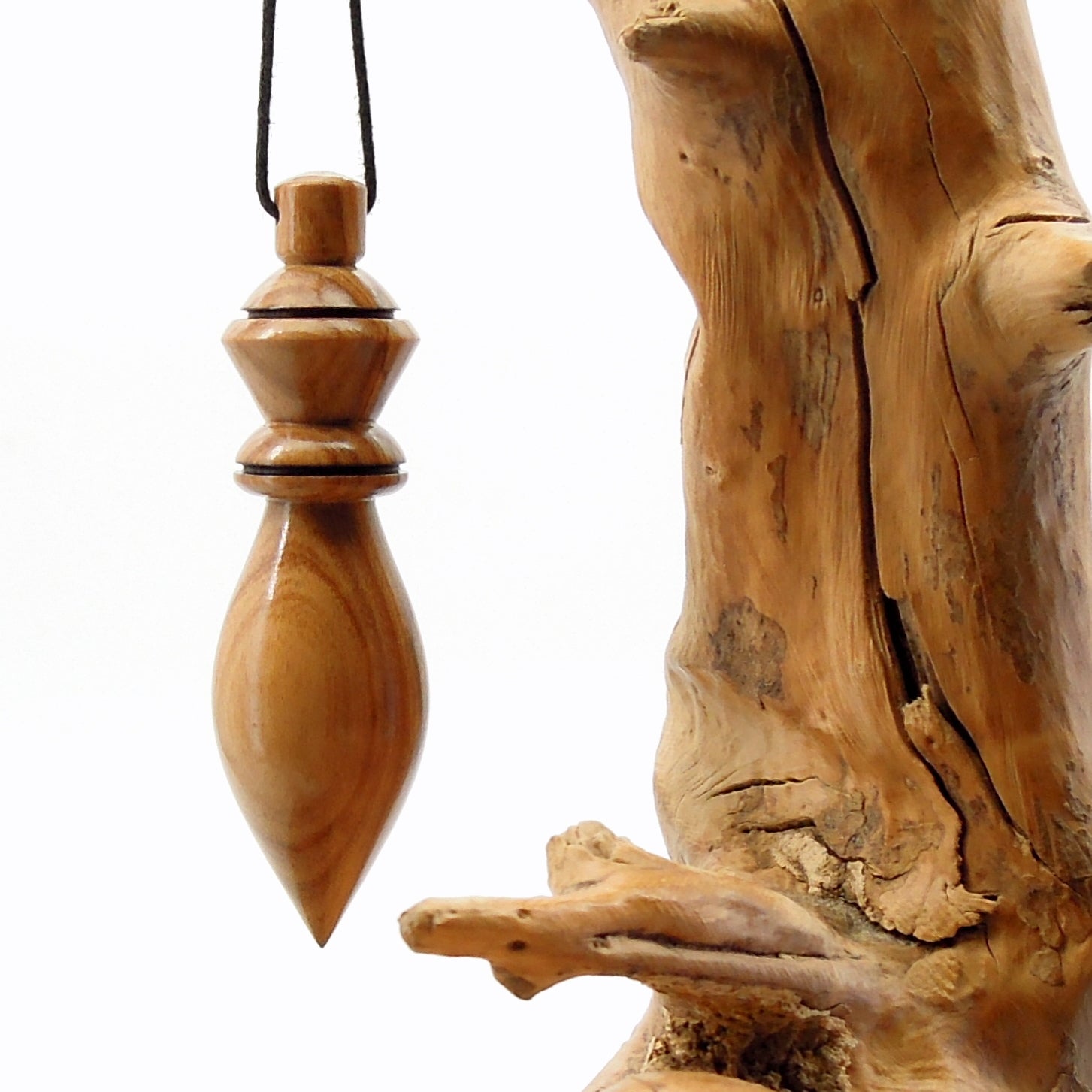 Pendule artisanal divinatoire en olivier avec oeilleton