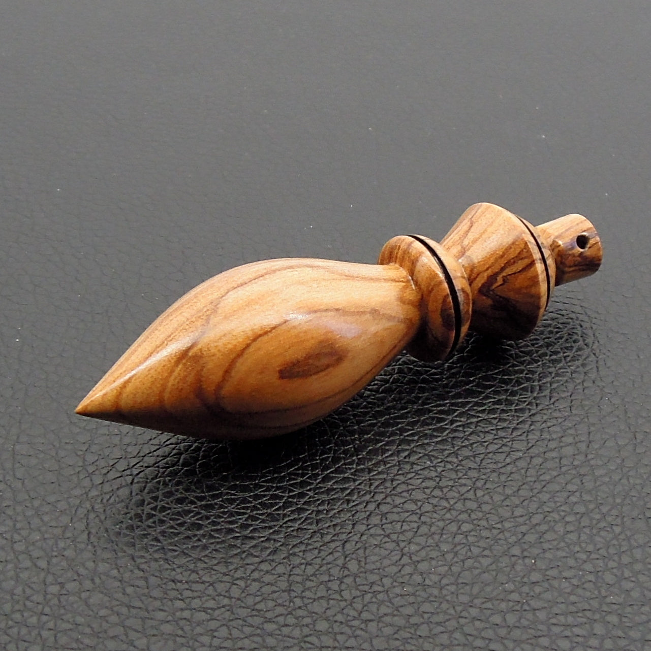 Pendule artisanal divinatoire en olivier avec oeilleton