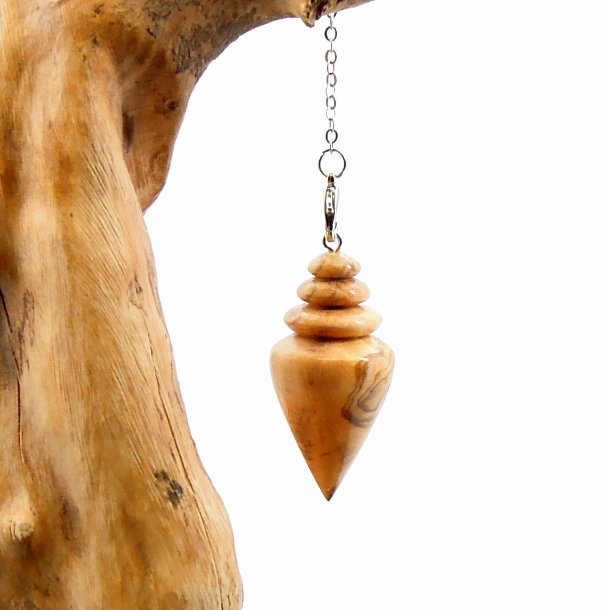 Pendule artisanal divinatoire en olivier avec chainette..