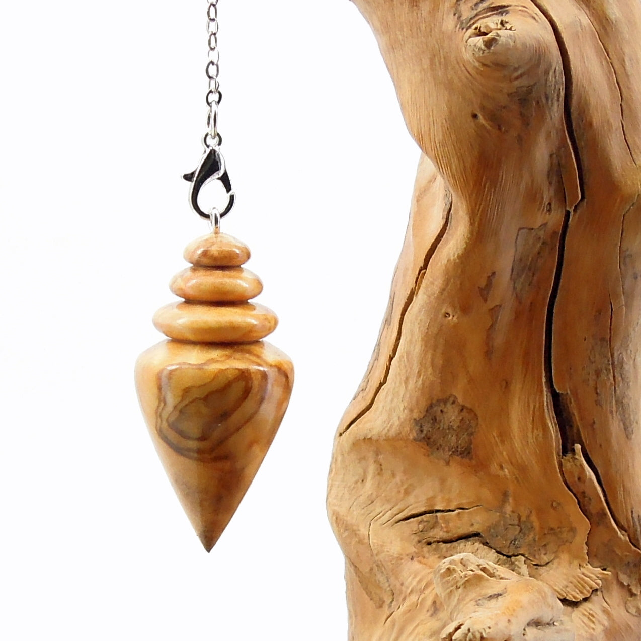 Pendule artisanal divinatoire en olivier avec chainette..