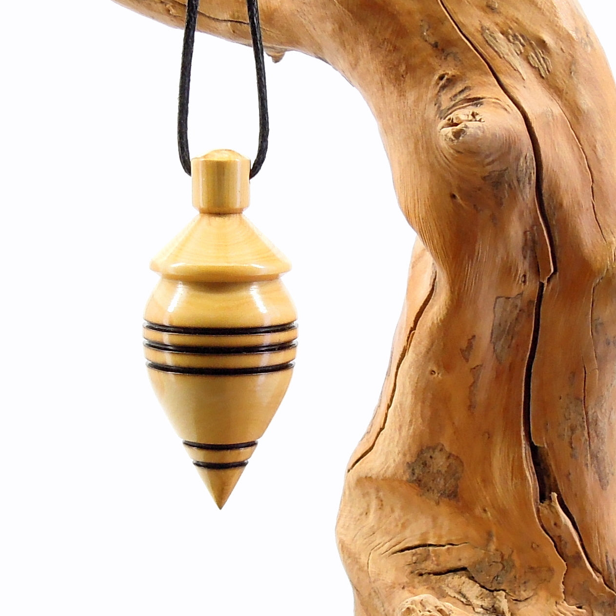 Pendule artisanal de radiesthésie en buis avec oeilleton.