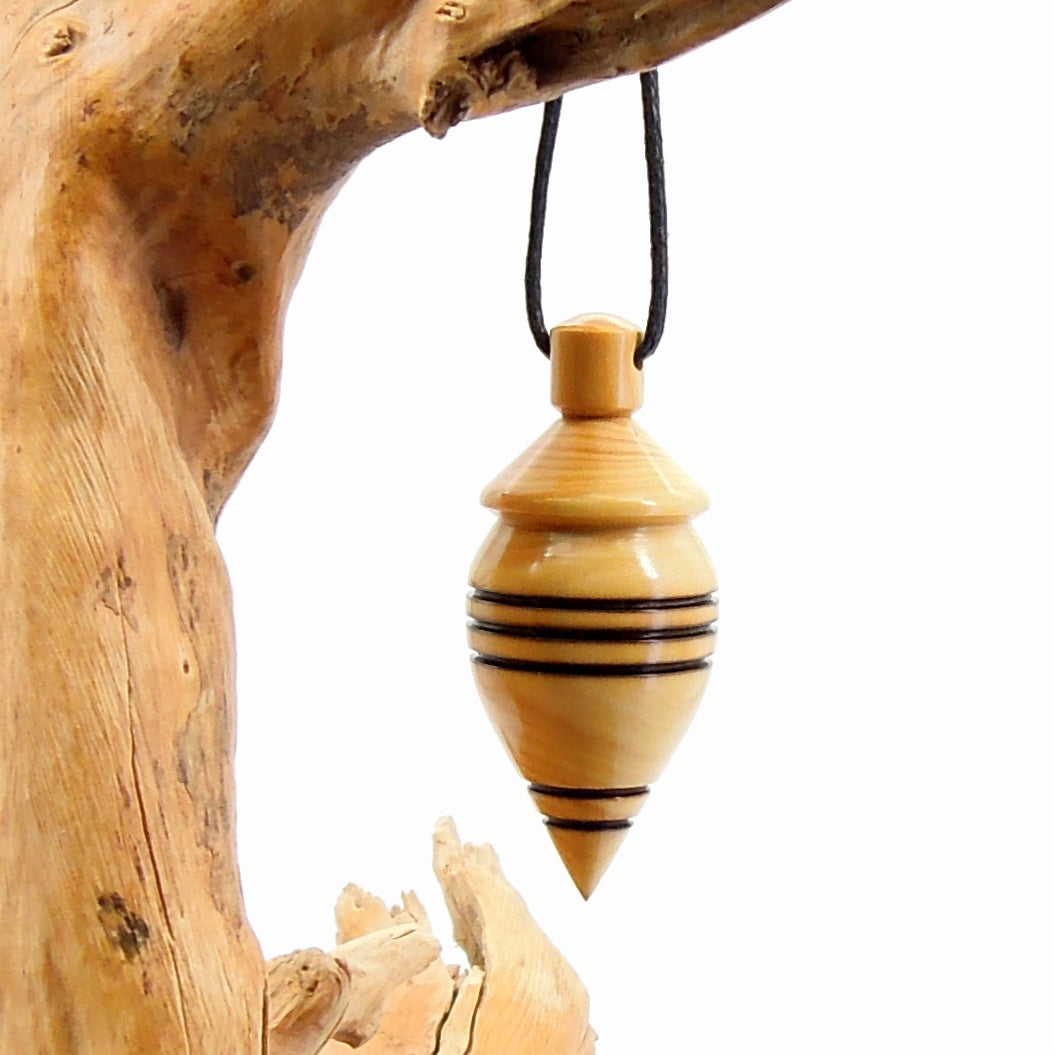 Pendule artisanal de radiesthésie en buis avec oeilleton.