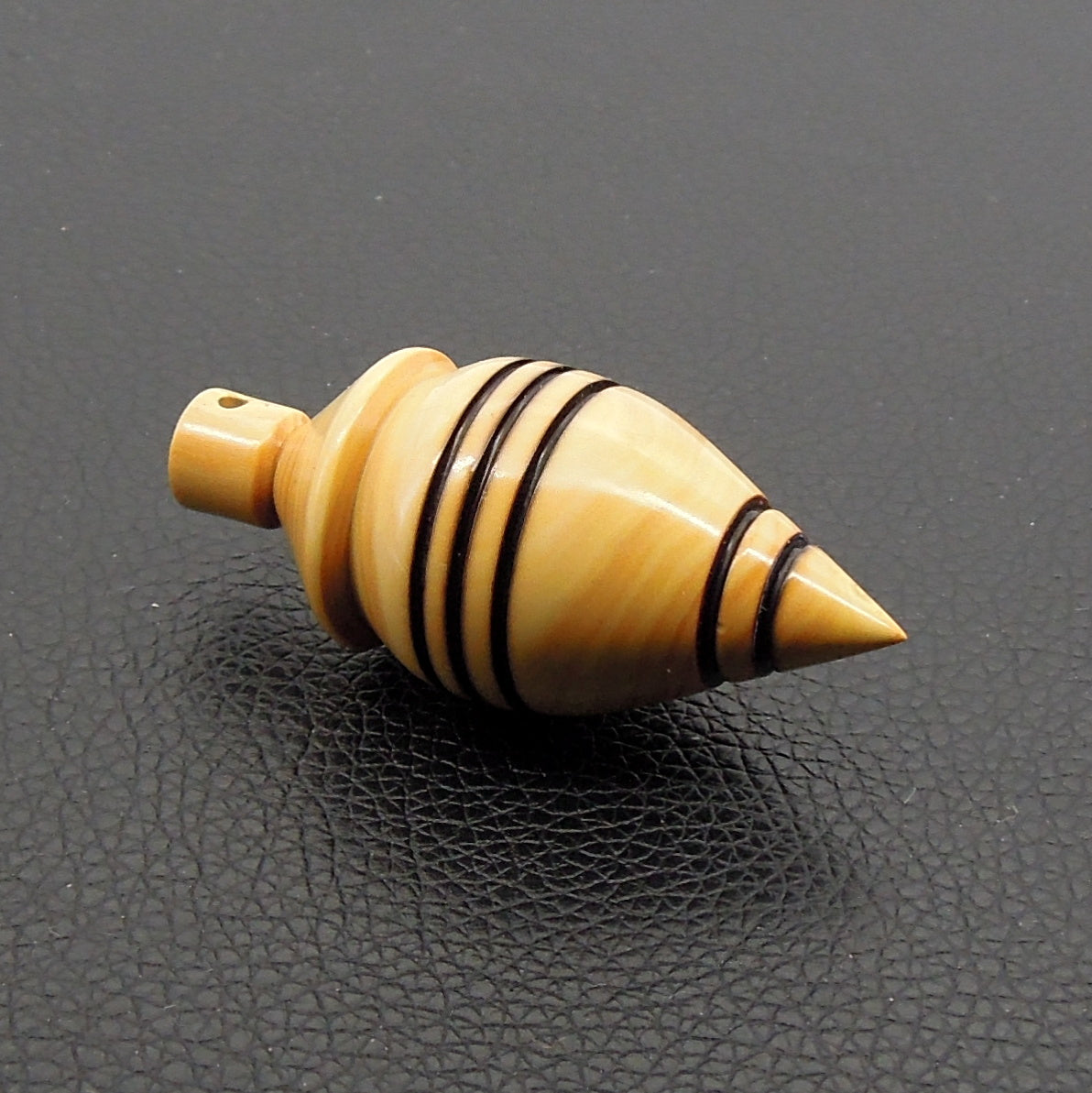 Pendule artisanal de radiesthésie en buis avec oeilleton.
