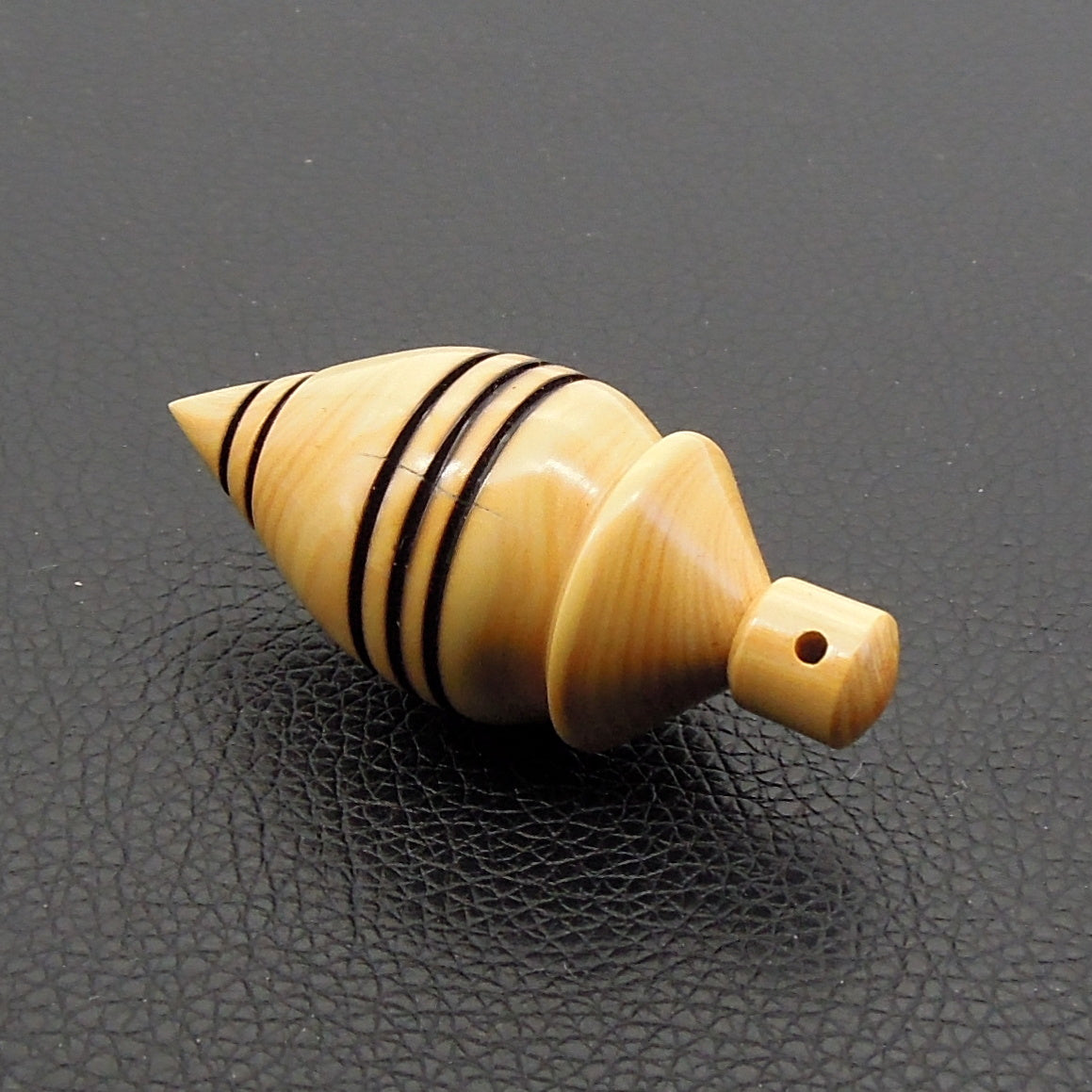 Pendule artisanal de radiesthésie en buis avec oeilleton.