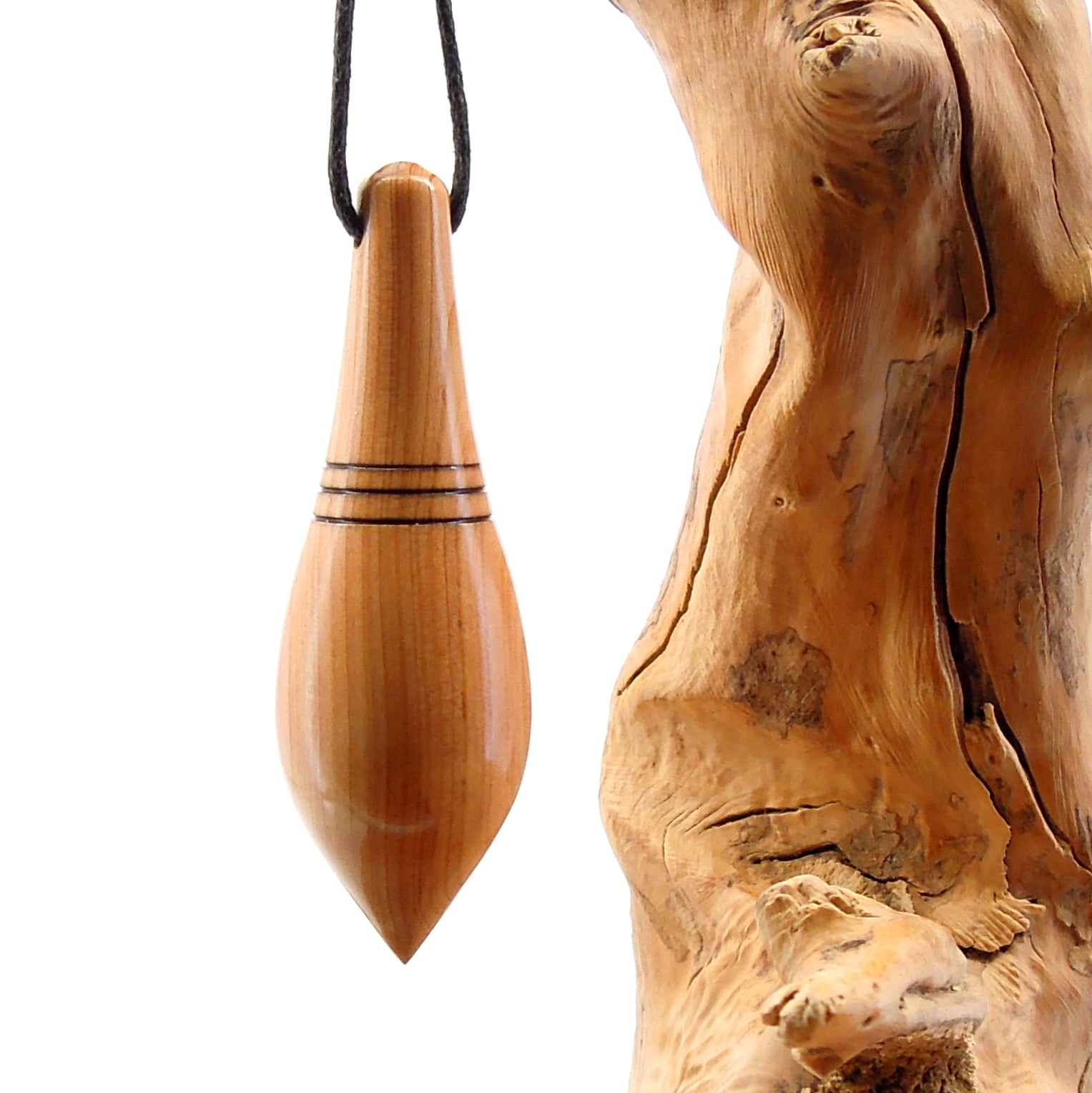 Pendule artisanal divinatoire en if lesté avec oeilleton.