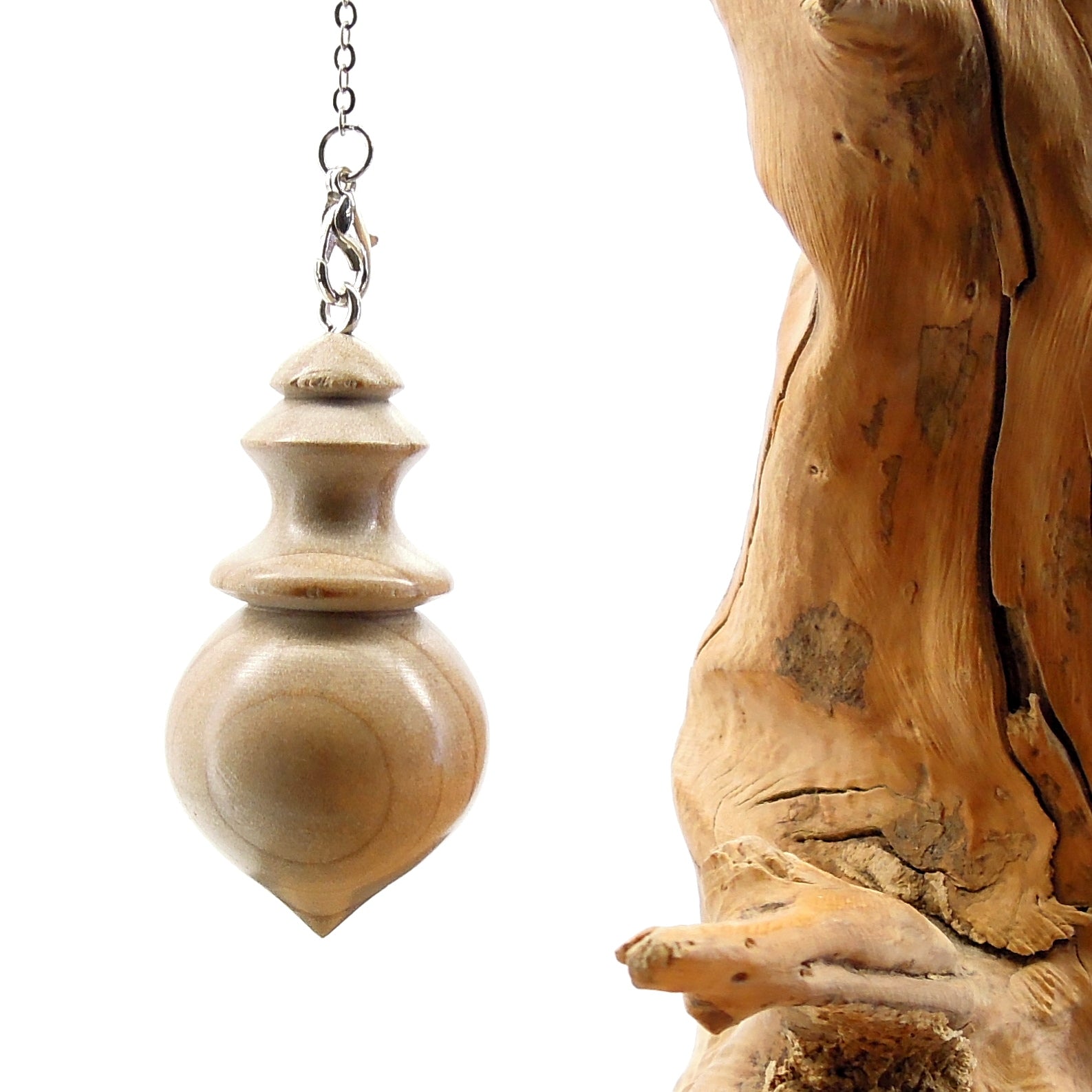 Pendule artisanal de radiesthésie en magnolia avec chainette.