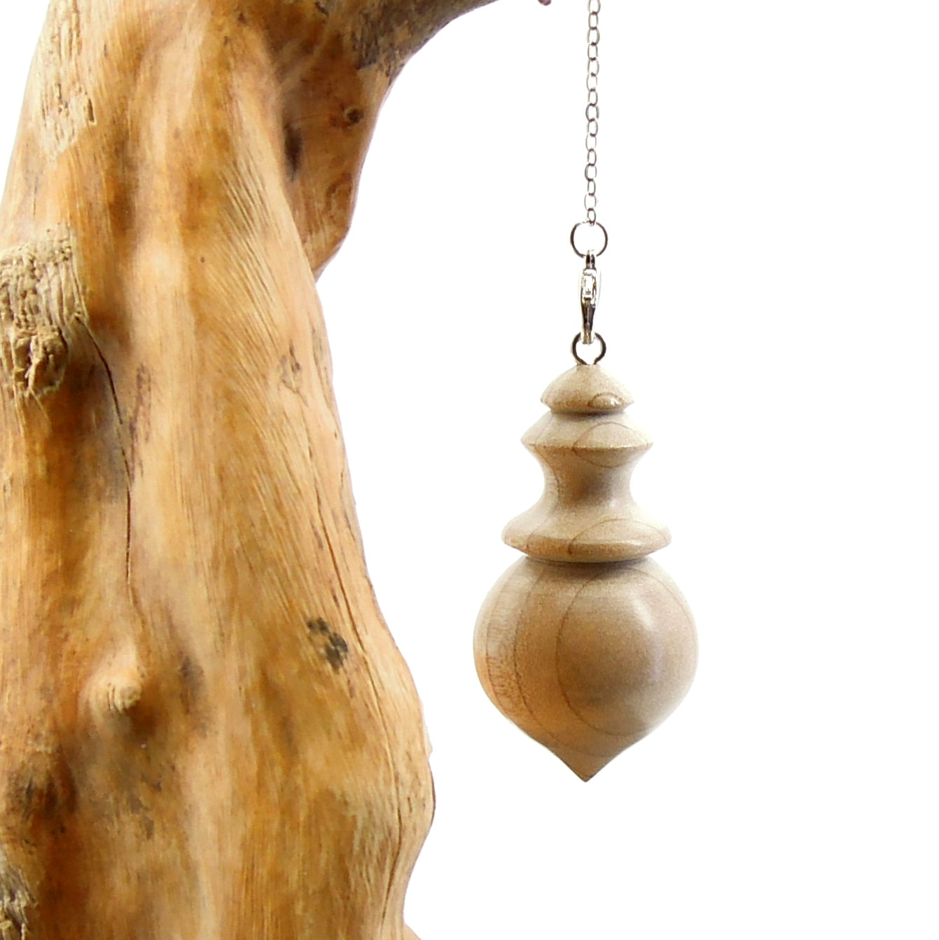 Pendule artisanal de radiesthésie en magnolia avec chainette.