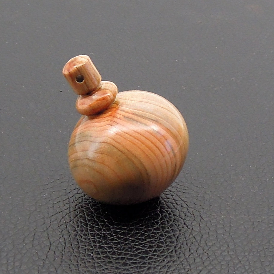 Pendule artisanal divinatoire en cade avec oeilleton