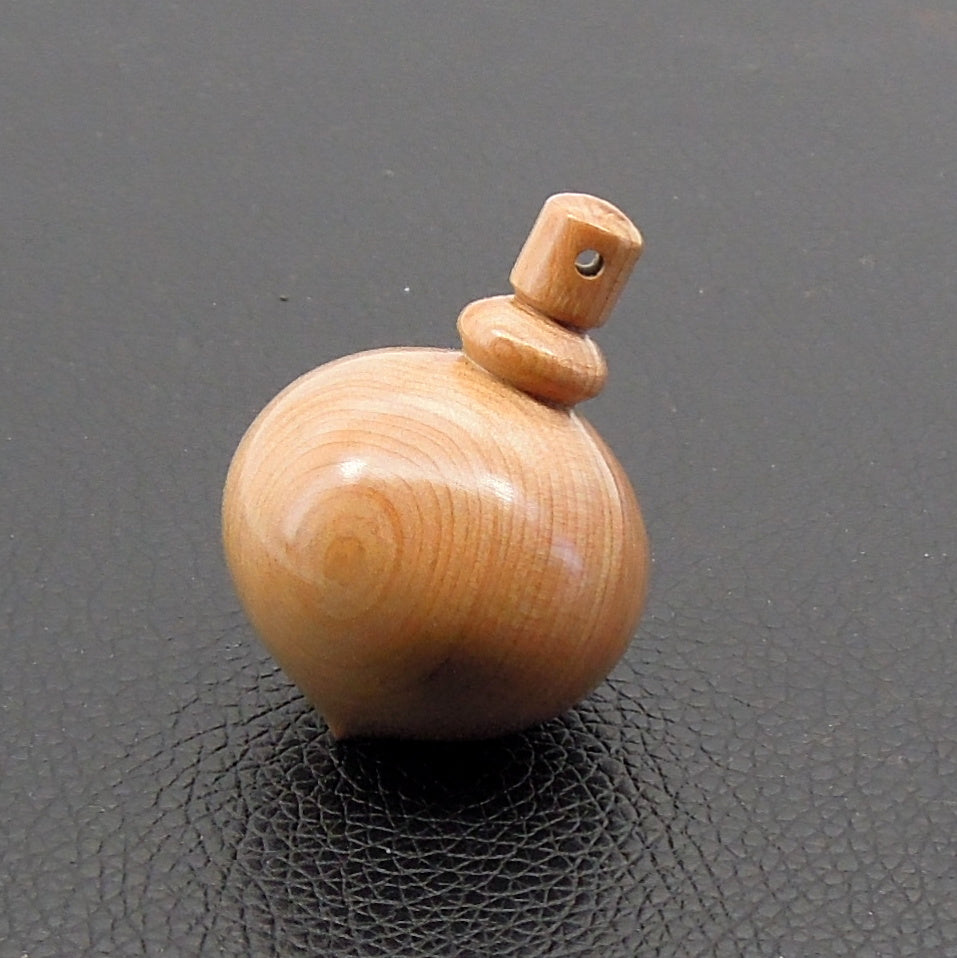 Pendule artisanal divinatoire en cade avec oeilleton