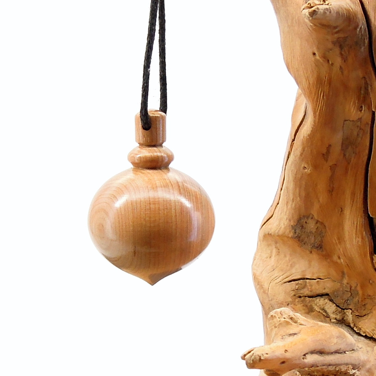 Pendule artisanal divinatoire en cade avec oeilleton