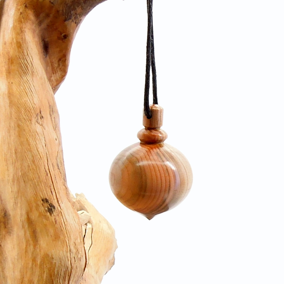 Pendule artisanal divinatoire en cade avec oeilleton