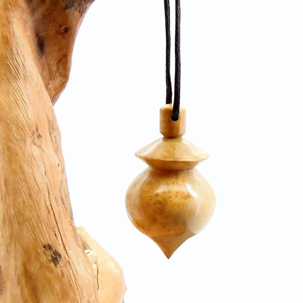 Pendule artisanal de radiesthésie en loupe de buis avec oeilleton.