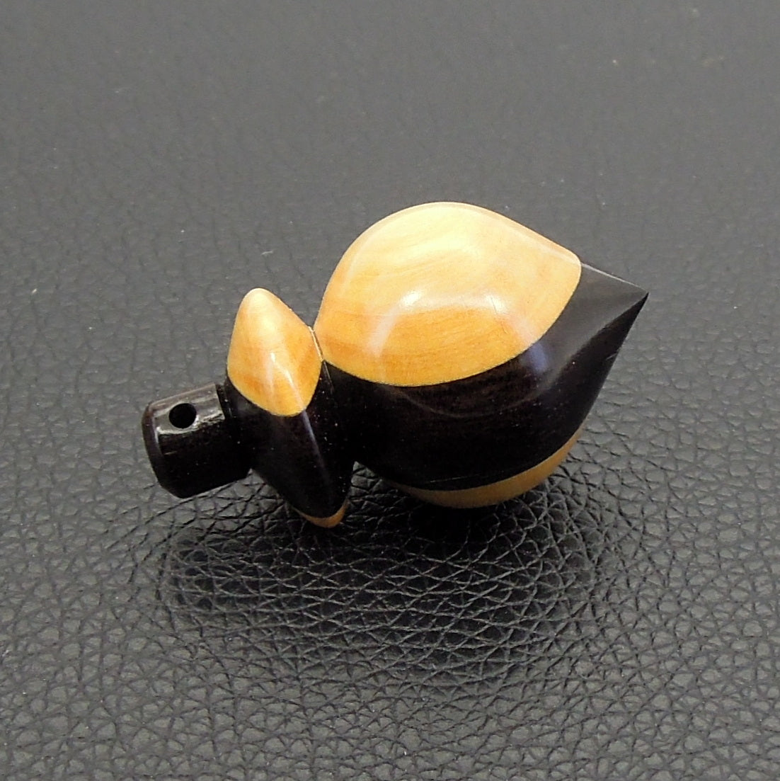 Pendule artisanal divinatoire en buis et ébène avec oeilleton