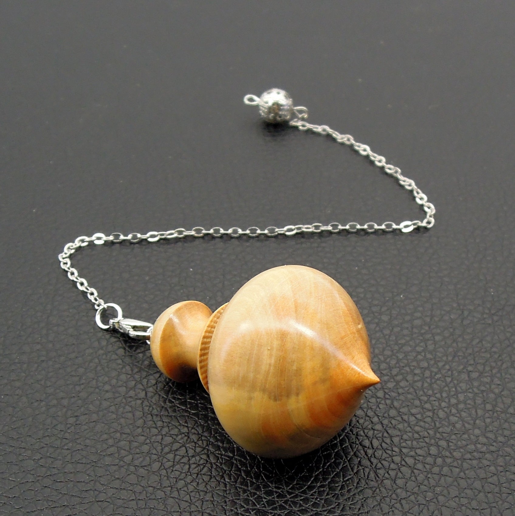 Pendule artisanal de radiesthésie en buis avec chainette.