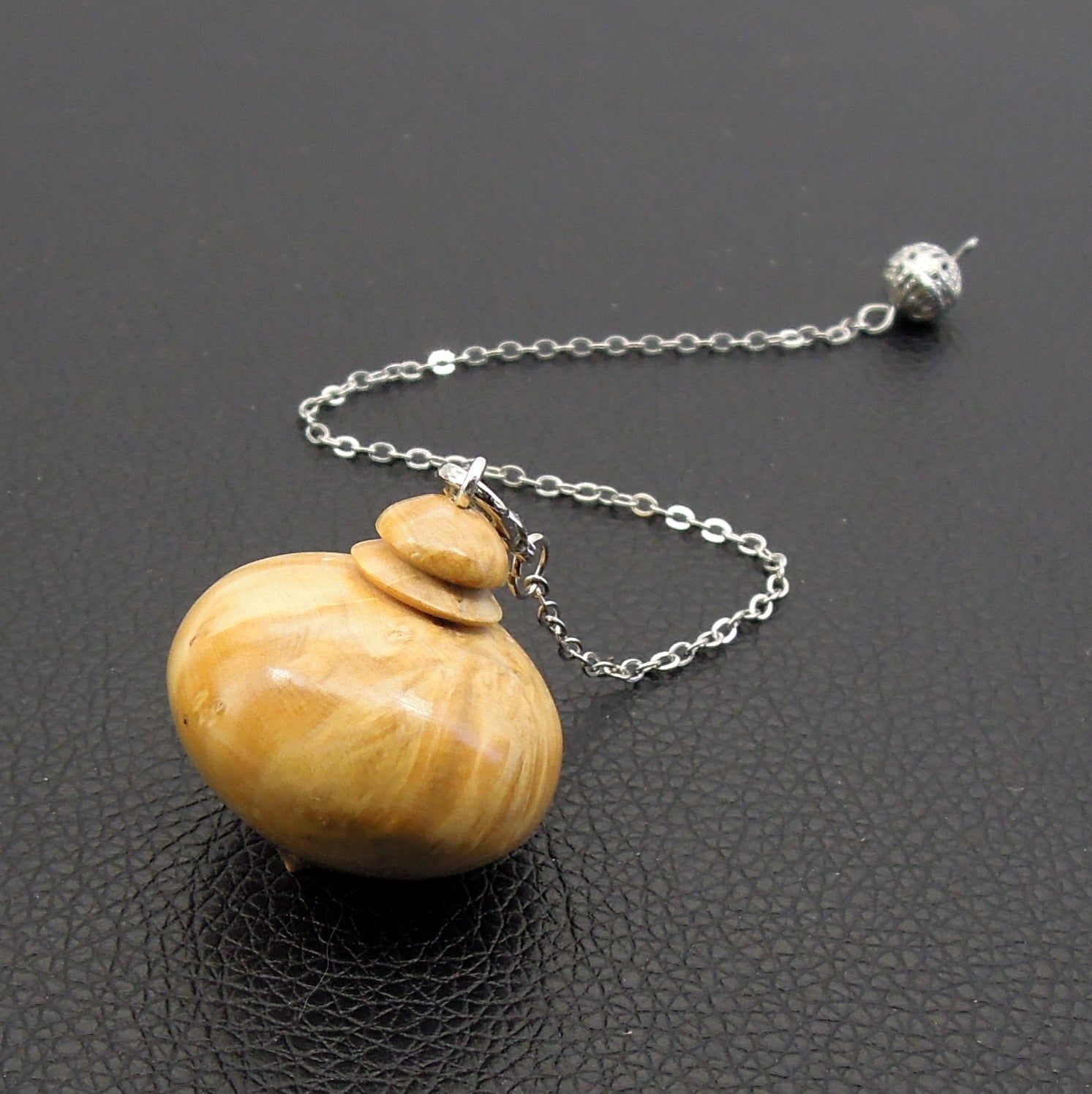 Pendule artisanal de radiesthésie en buis avec chainette..