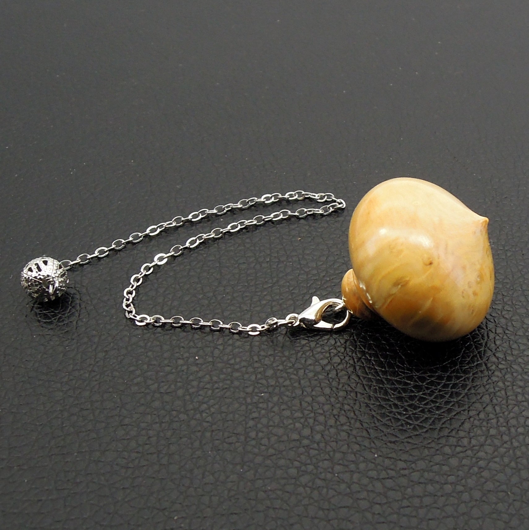 Pendule artisanal de radiesthésie en buis avec chainette..