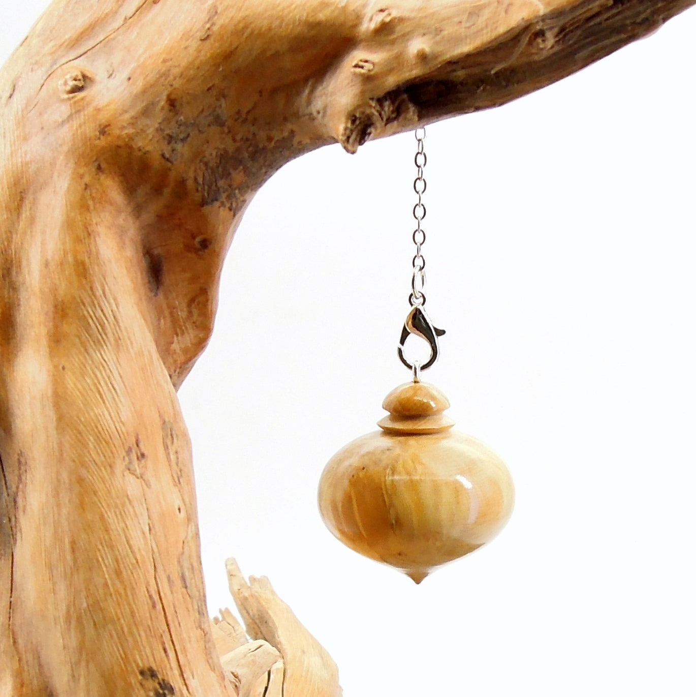 Pendule artisanal de radiesthésie en buis avec chainette..