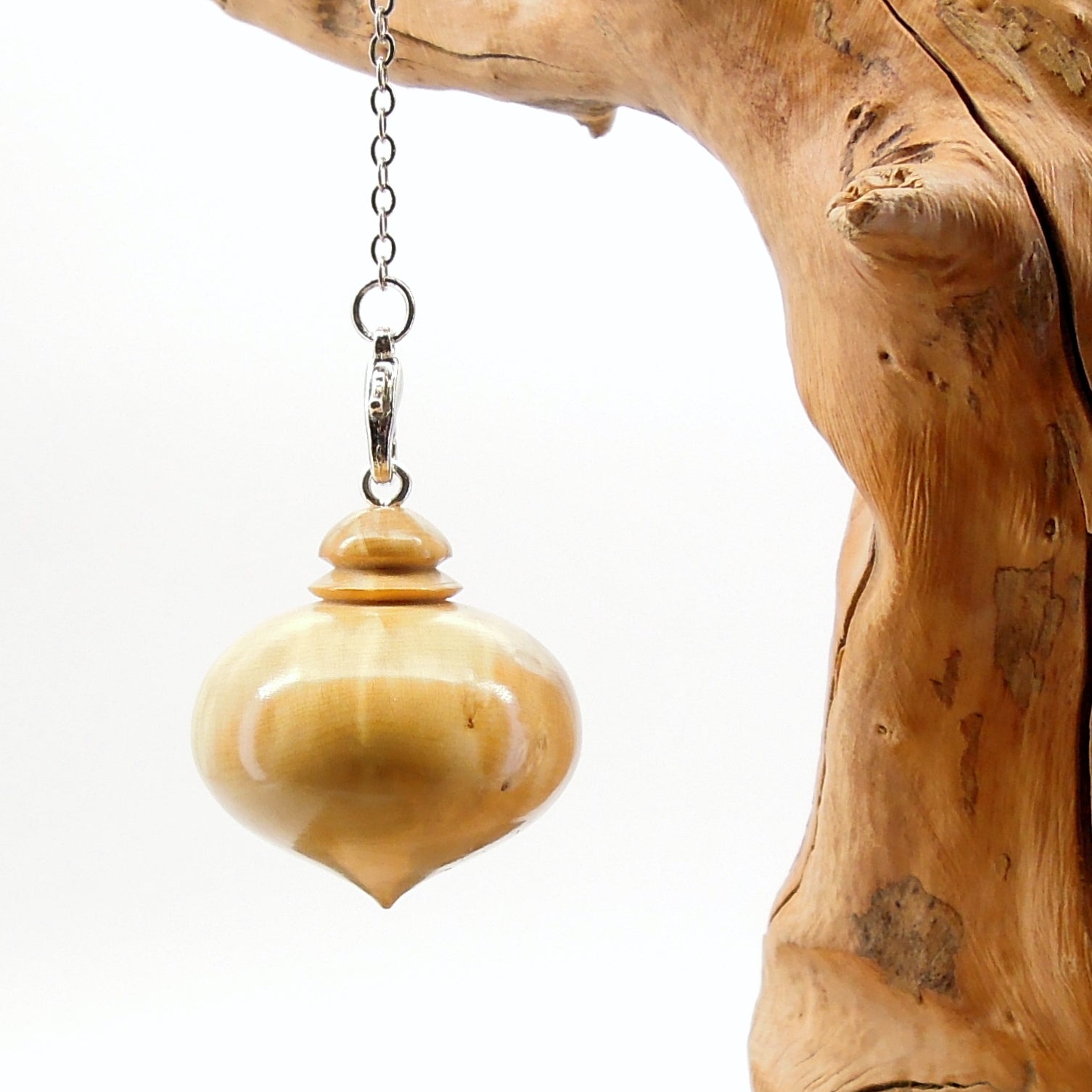 Pendule artisanal de radiesthésie en buis avec chainette..
