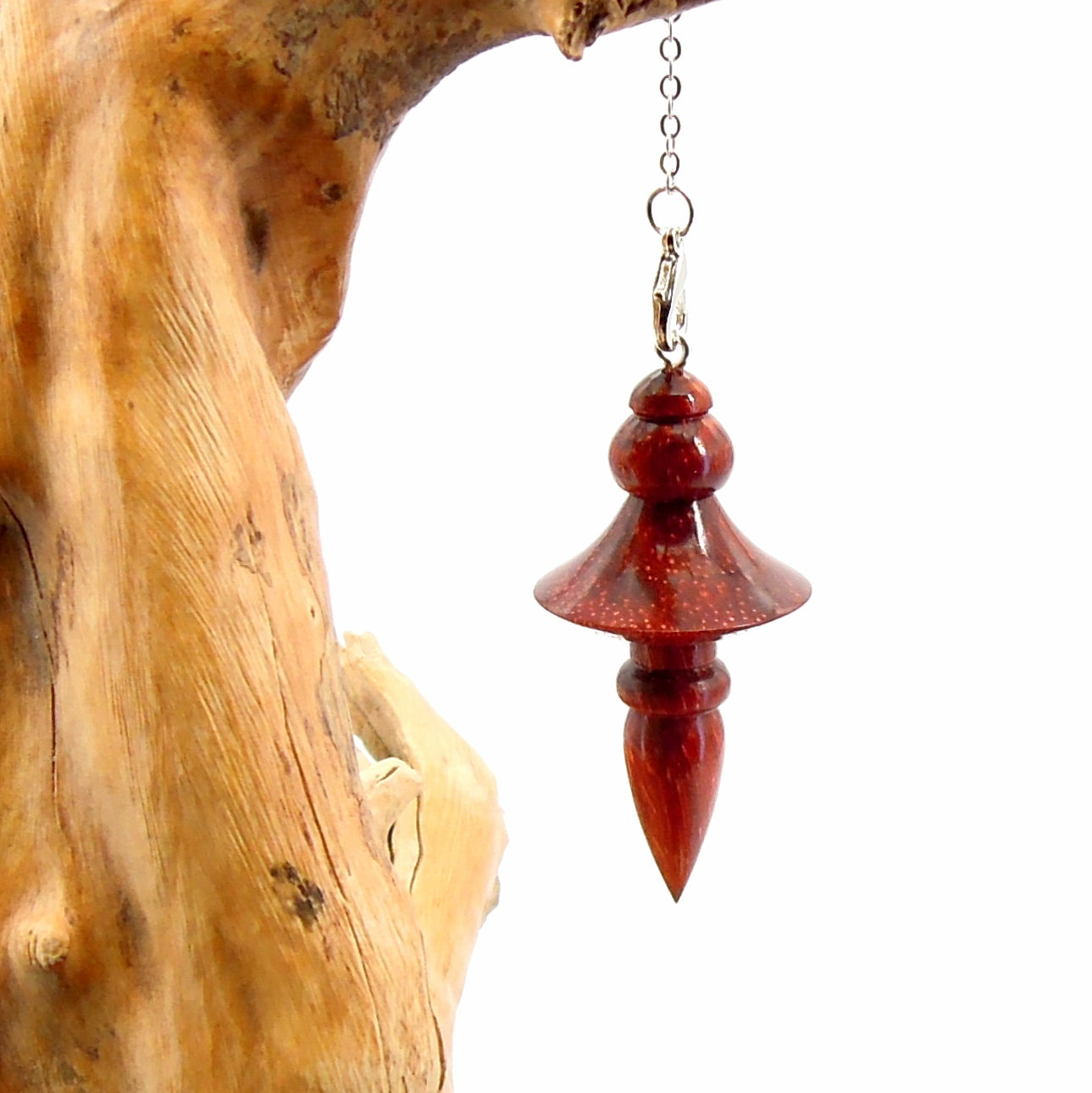 Pendule radiesthésie en padouk avec chainette et attache argentée. Daniel