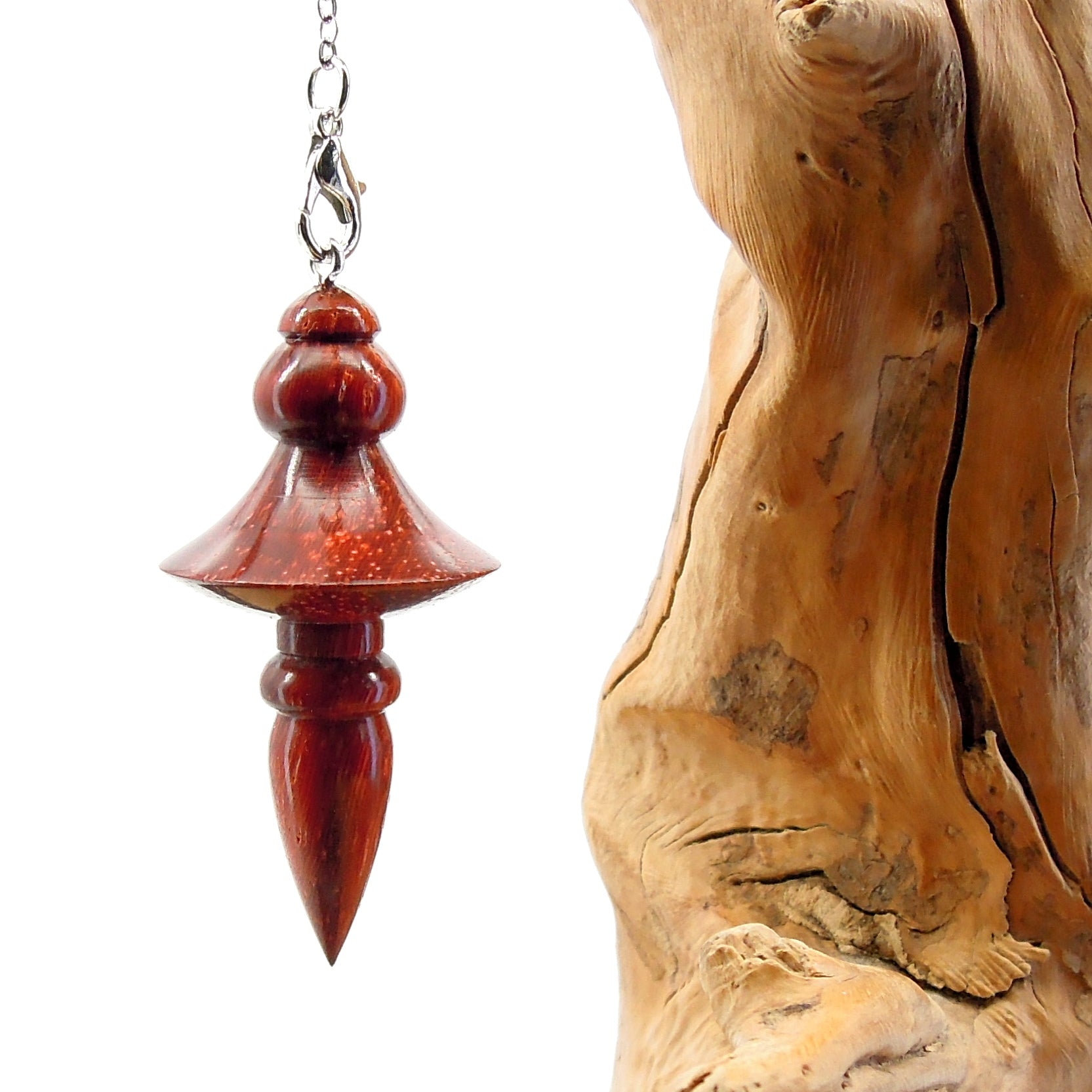 Pendule radiesthésie en padouk avec chainette et attache argentée. Daniel