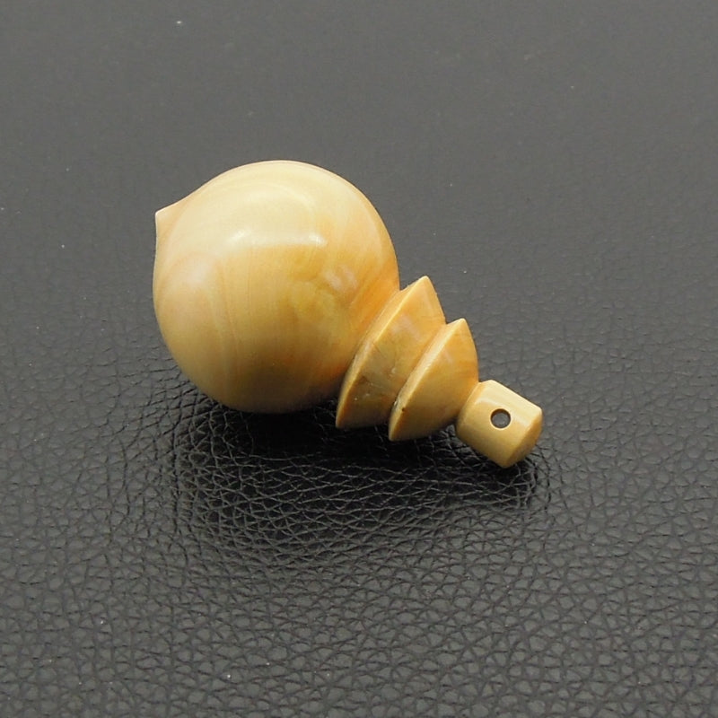 Pendule artisanal de radiesthésie en buis avec oeilleton.