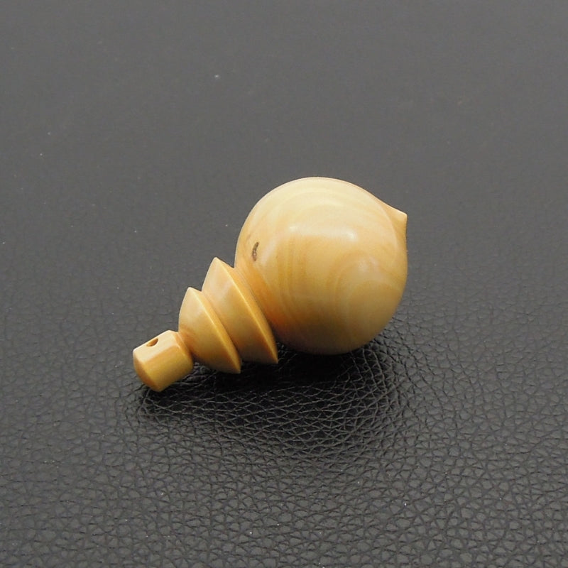 Pendule artisanal de radiesthésie en buis avec oeilleton.