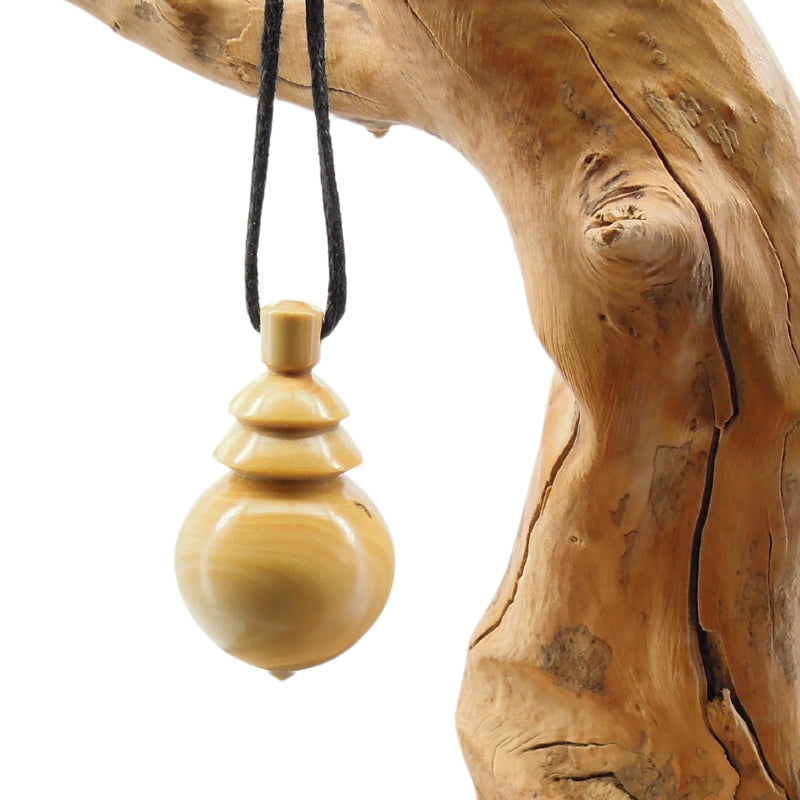 Pendule artisanal de radiesthésie en buis avec oeilleton.