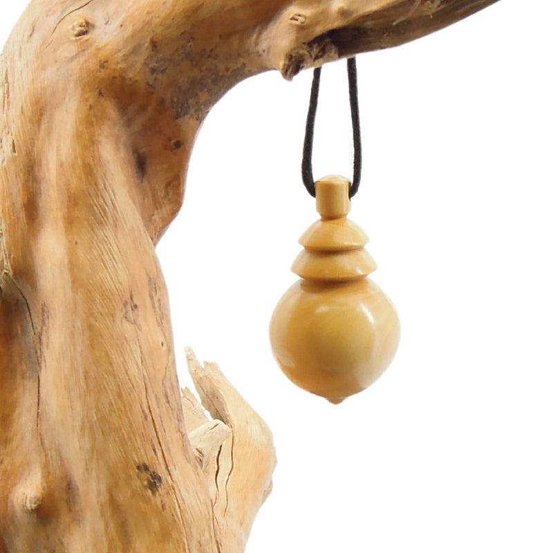 Pendule artisanal de radiesthésie en buis avec oeilleton.