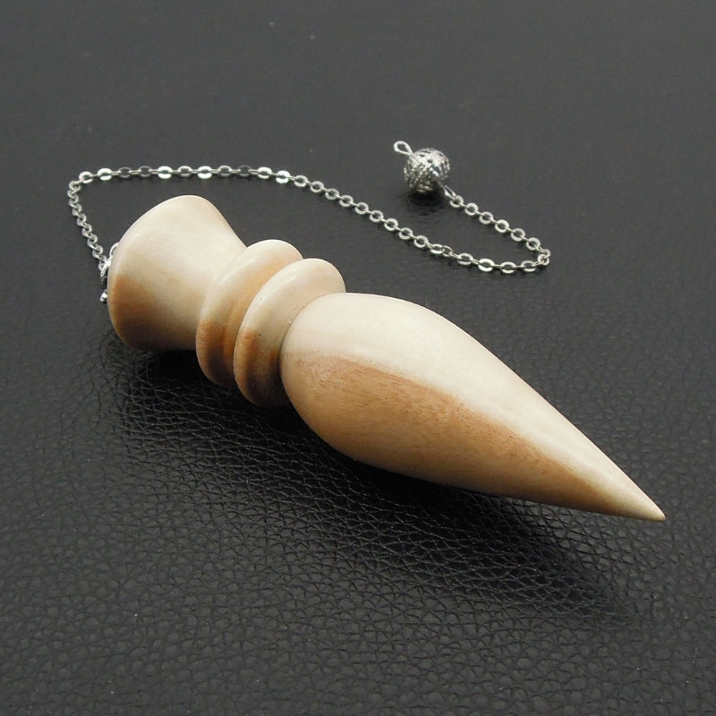 Pendule artisanal de radiesthésie en bois inconnu ondé avec chainette.