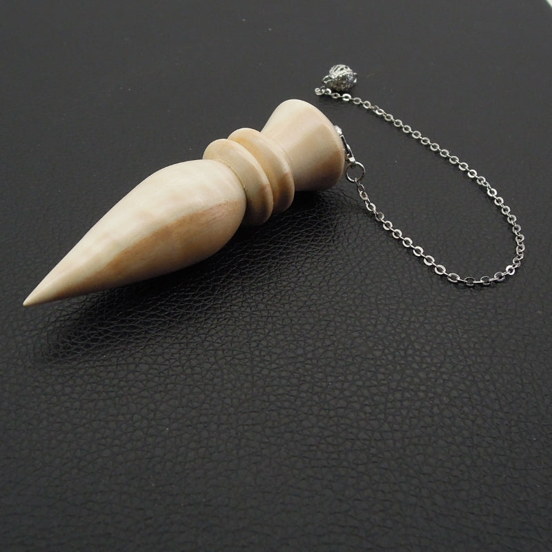 Pendule artisanal de radiesthésie en bois inconnu ondé avec chainette.