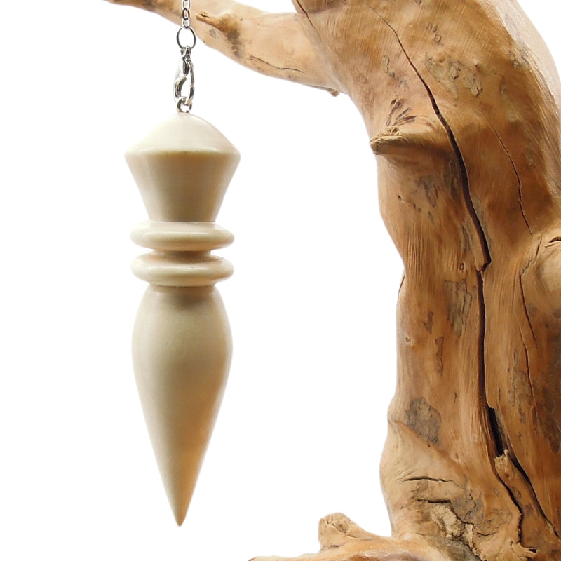 Pendule artisanal de radiesthésie en bois inconnu ondé avec chainette.
