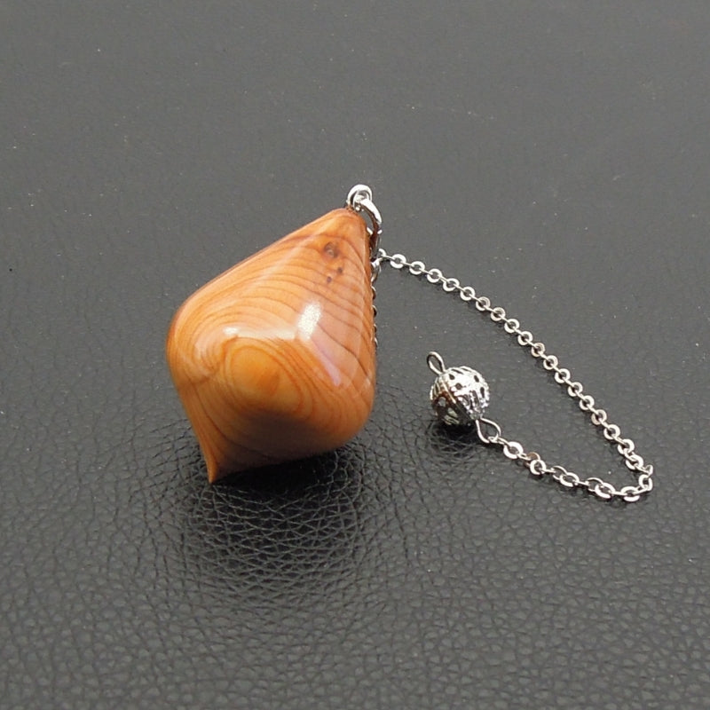 Pendule artisanal divinatoire en if avec chainette.