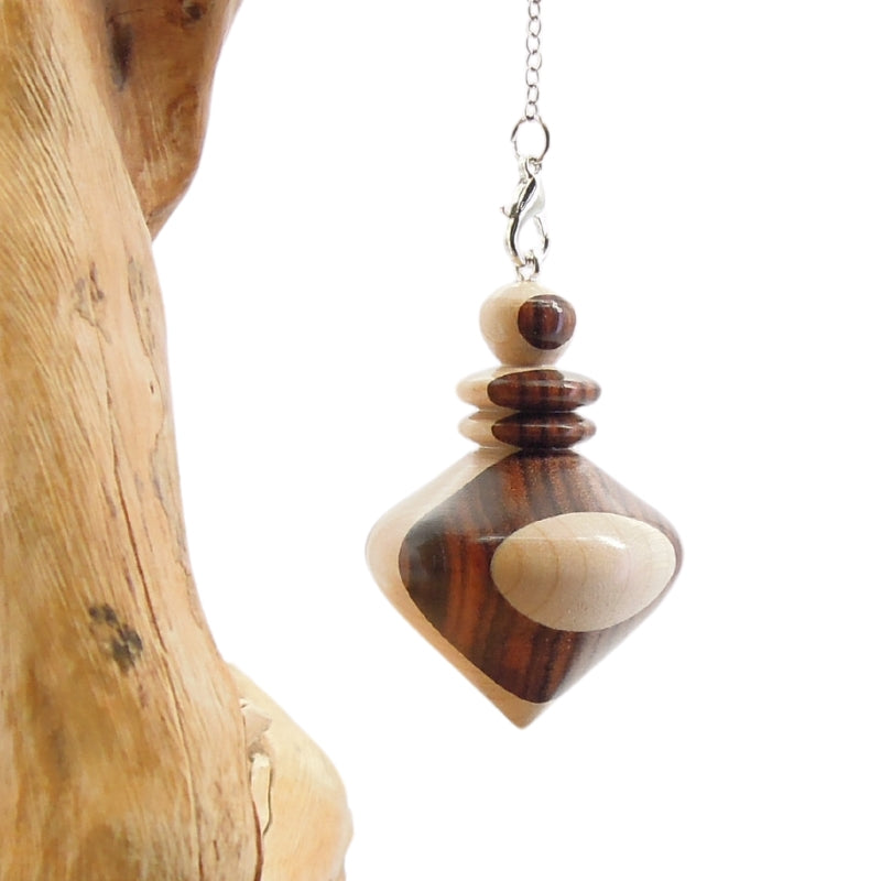 Pendule artisanal de radiesthésie en palissandre santos et érable avec chainette.