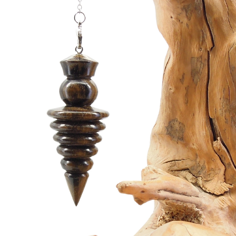 Pendule artisanal de radiesthésie en ziricote avec chainette.
