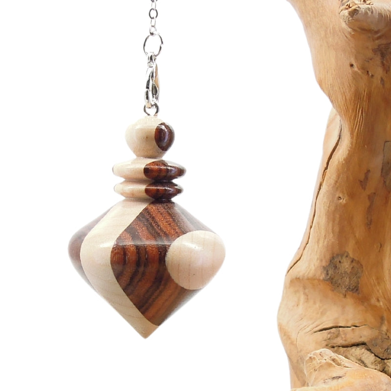 Pendule artisanal de radiesthésie en palissandre santos et érable avec chainette.