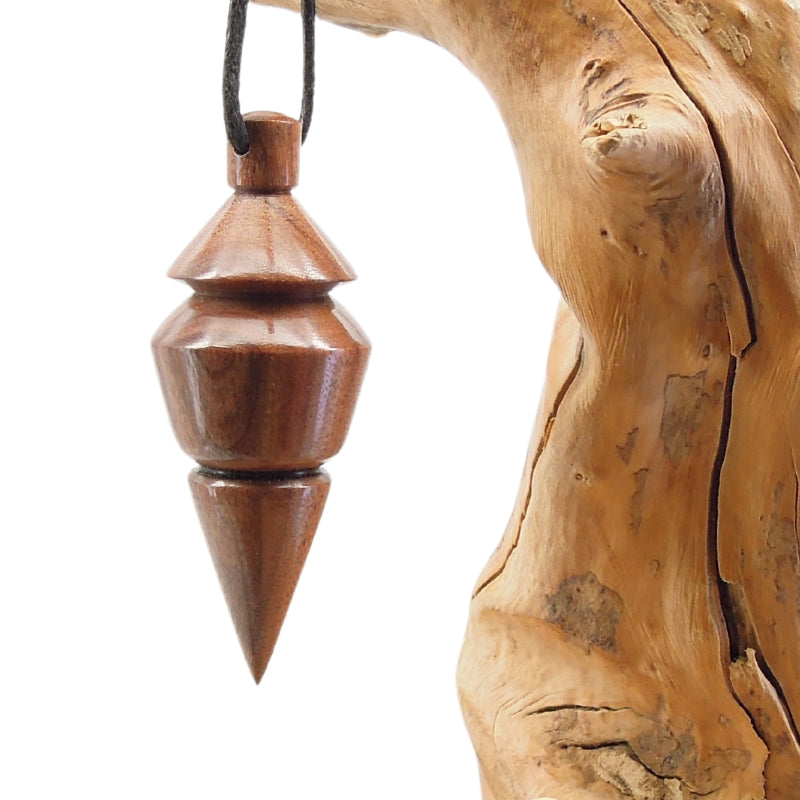 Pendule artisanal de radiesthésie en palissandre santos avec oeilleton.