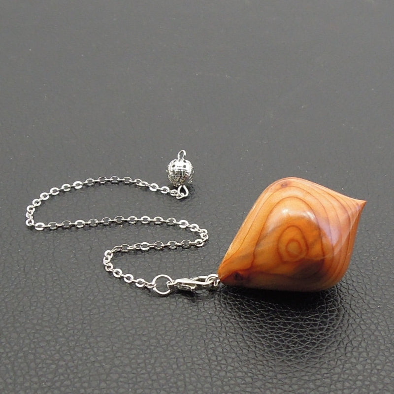 Pendule artisanal divinatoire en if avec chainette.