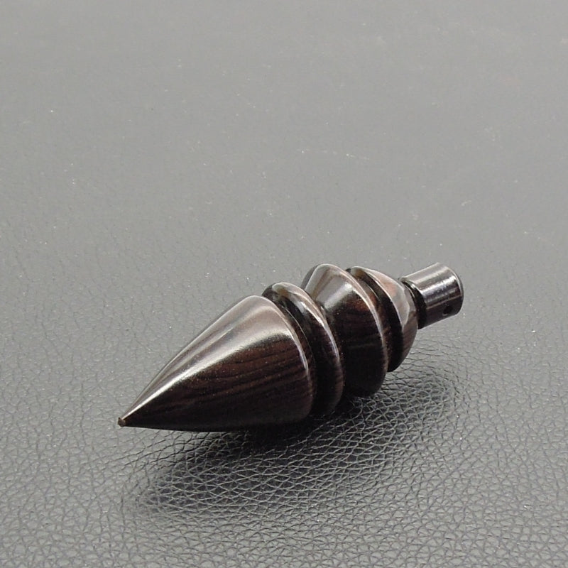 Pendule artisanal de radiesthésie en ébène avec oeilleton..