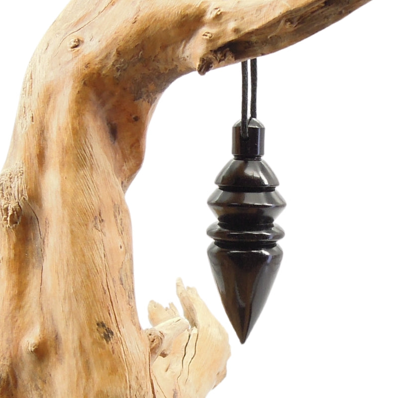 Pendule artisanal de radiesthésie en ébène avec oeilleton..
