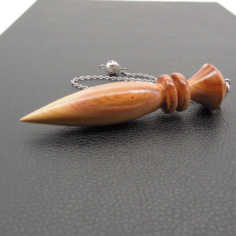Pendule artisanal de radiesthésie en pêcher avec chainette. (Copie)