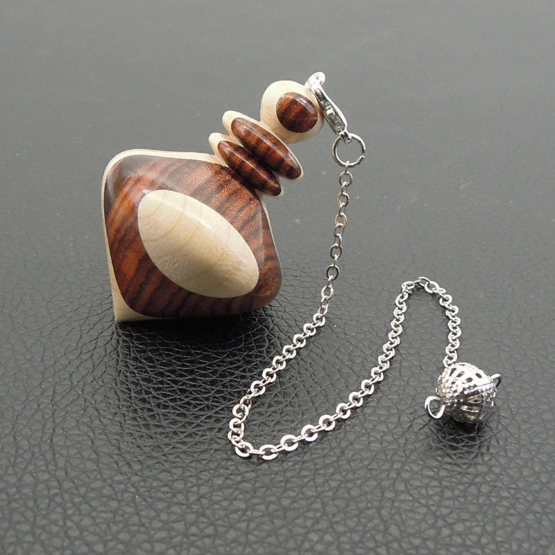 Pendule artisanal de radiesthésie en palissandre santos et érable avec chainette.