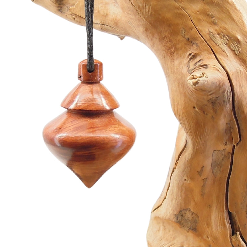 Pendule artisanal divinatoire en racine de bruyère avec oeilleton.