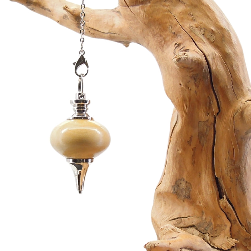 Pendule artisanal de radiesthésie en buis avec chainette et monture métal.