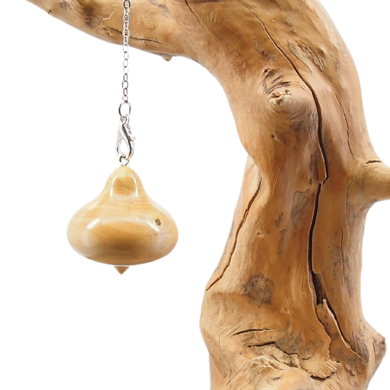Pendule artisanal de radiesthésie en buis avec chainette.